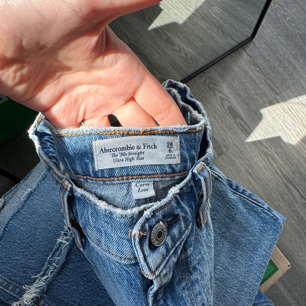 Abercrombie & Fitch 90's Straight Ultra High Rise Blue Distressed Jeans - Picture 5 of 5